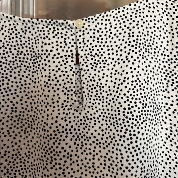 LOFT Black and White Dotted Shirt. Keyhole opening back, button cuff, side slit. - Picture 4 of 8